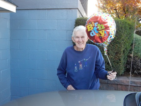 Bratranec Mike má 90 rokov